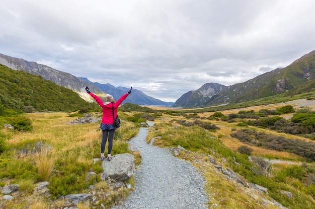 De Aziatische vrouwenreis geniet van bij het nationale park van Mt.cook in Nieuw Zeeland, het Concept van Reisbestemmingen