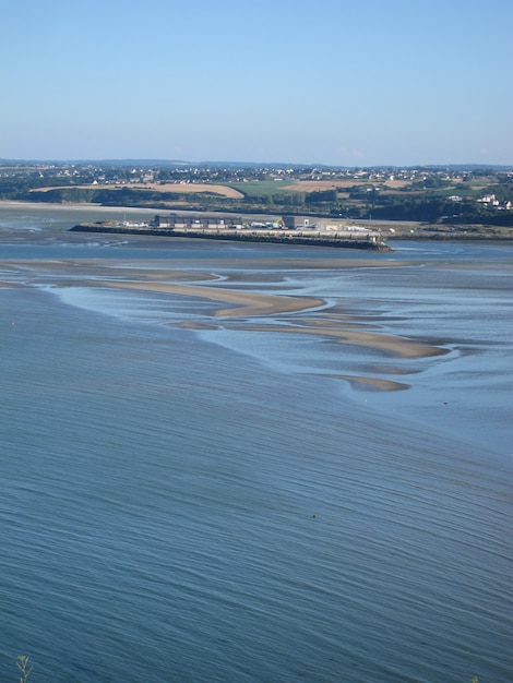 De baai van Saint-Brieuc gezien vanaf de Pointe du Roselier in Plérin