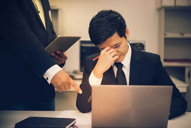 De baas beval de werknemerJonge zakenman gestrest van een berisping door de manager