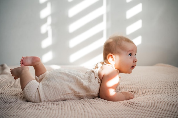 De baby leert zijn hoofd te houden en zich op mijn buik te rollen de voordelen van liegen