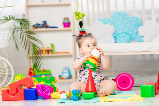 De baby speelt thuis in de crèche