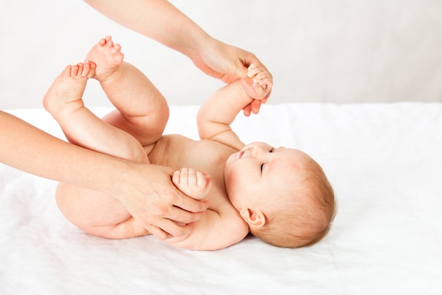 De baby traint de spieren van de handen die vasthouden en omhoog trekken.