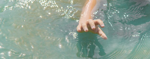 Foto de baby verdrinkt in water.