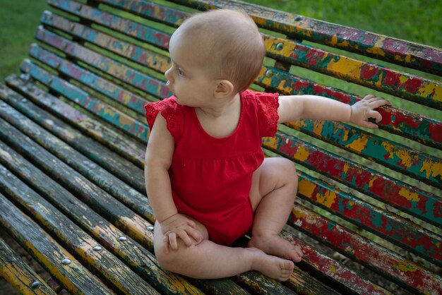 Foto de baby wordt naar de speeltuin gebracht .