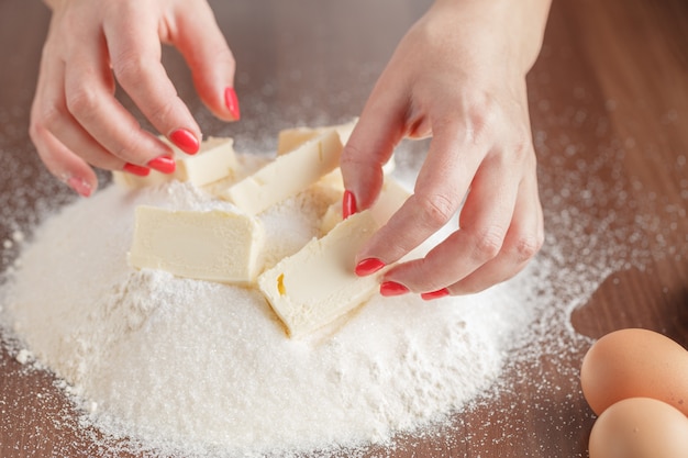 De bakselingrediënten voor zanddeeggebakje, sluiten omhoog