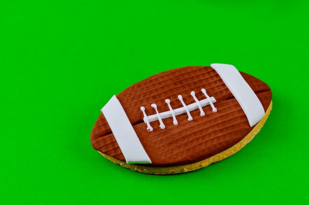 De balkoekje van het rugby op groene achtergrond. American football achtergrond.