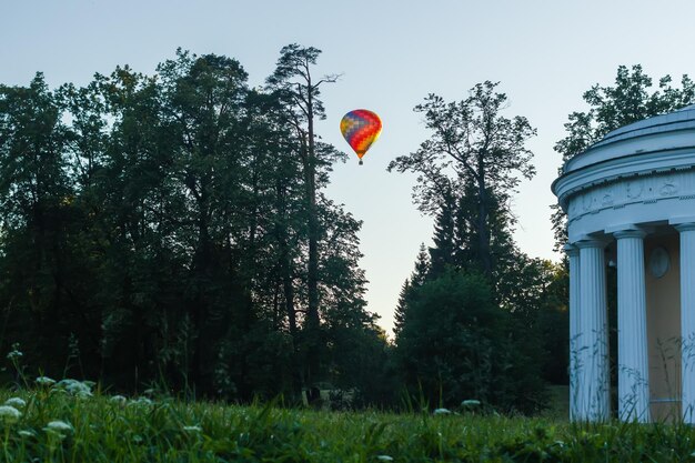 De ballon gaat omhoog in Pavlovsky Park