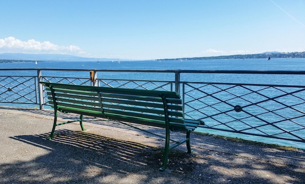 De bank aan het meer van genève