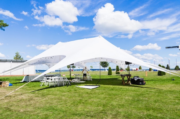 De banketdienst trok voor aanvang van het evenement een tent op Horizontale foto