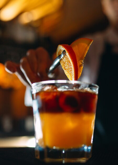 De barman bereidt cocktails aan de bar