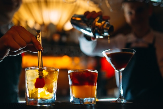 De barman bereidt cocktails aan de bar
