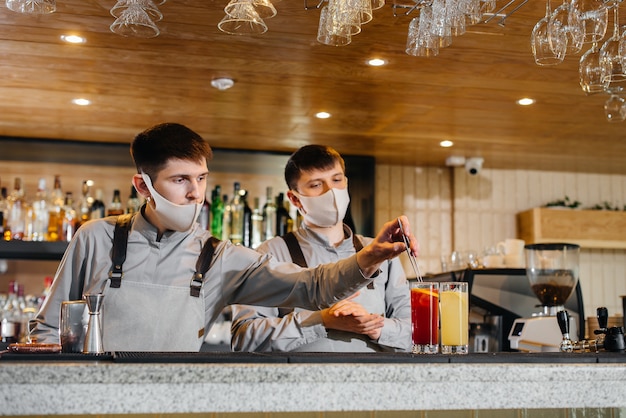 De barman bereidt cocktails in een modern restaurant.