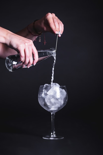 De barman serveert een cocktail