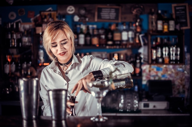 De barman van het meisje verzint een cocktail in de salon