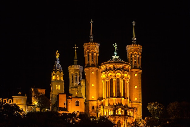 De basiliek Notre Dame de fourviere in Lyon Frankrijk 's nachts