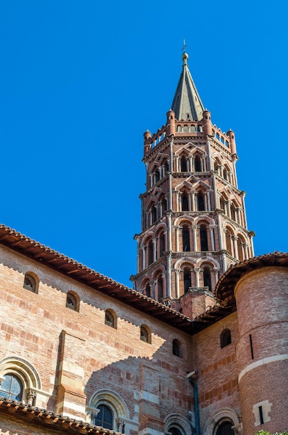 De basiliek van Saint-Sernin in Toulouse, Frankrijk, gebouwd in de Romaanse stijl tussen ongeveer 1080 en 1120 met de bouw die daarna voortduurde.