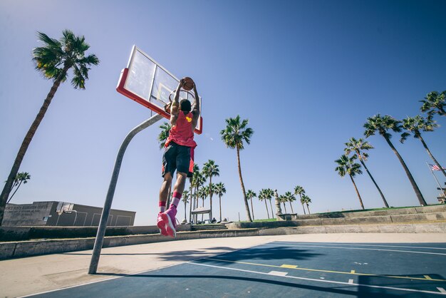 De basketbalspeler die dompelt maken