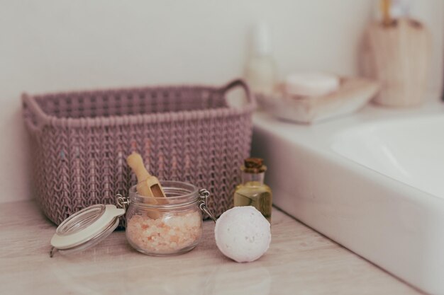 De bath bomb en andere spa producten in de badkamer