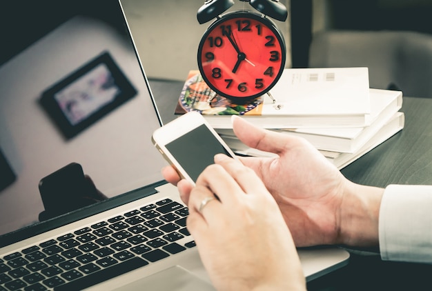 De beambte houdt het leeg smartphonescherm in het kantoor van de ochtendscène