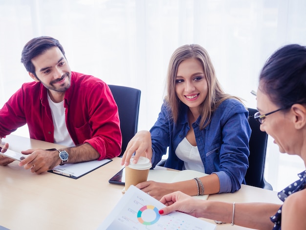 De bedrijfsmensen werken samen en komen samen om de situatie op zaken, bedrijfsconcept te bespreken