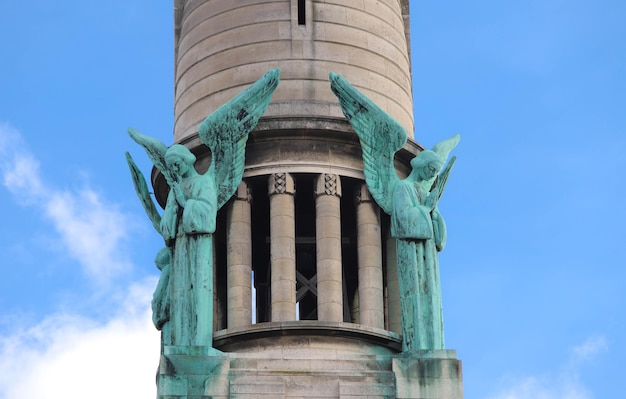 Foto de beelden op het dak van de kerk de sacre coeur het is het monument in de gemeente gentilly france