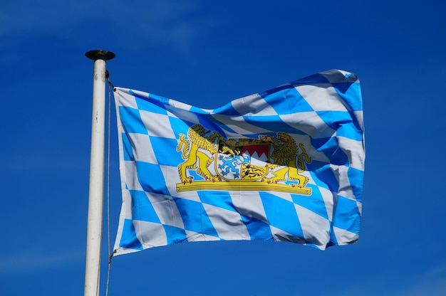 De Beierse vlag wappert in de wind