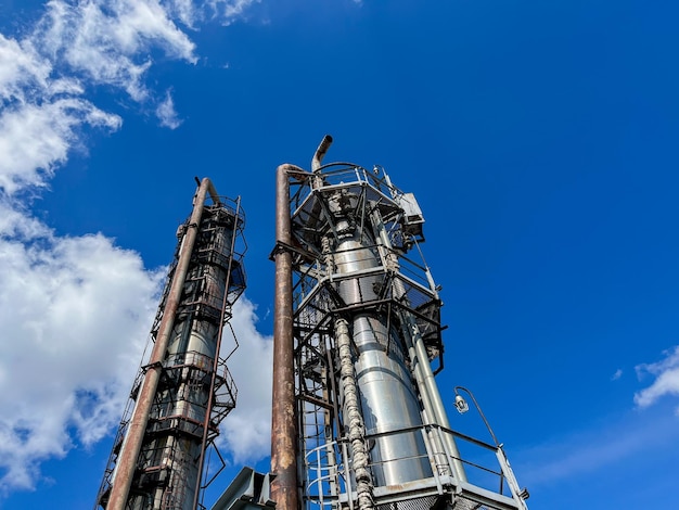 De belangrijkste distillatiekolom van olie en aardolieproducten in close-up met copyspace