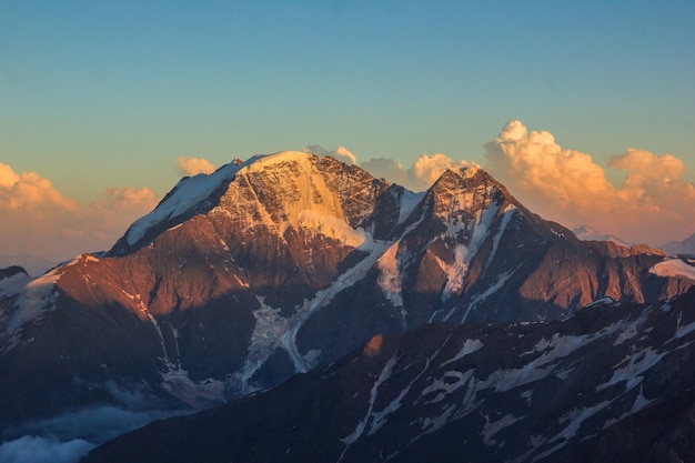 De belangrijkste Kaukasische bergrug van de berg Elbrus bij zonsondergang.