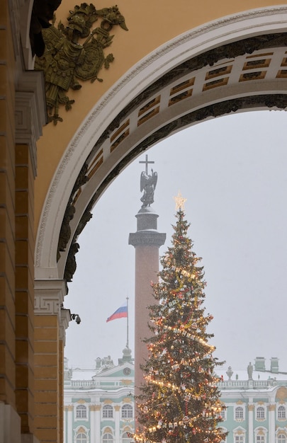 Foto de belangrijkste kerstboom schittert met decoraties alexander kolom met engel met kruis het paleis