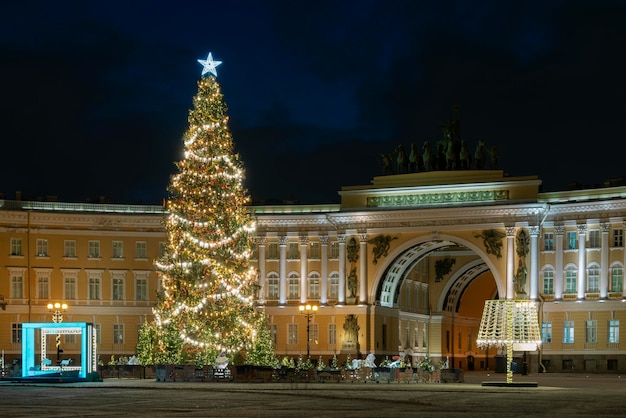 De belangrijkste nieuwjaarsboom van Sint-Petersburg op het Paleisplein in Sint-Petersburg, Rusland