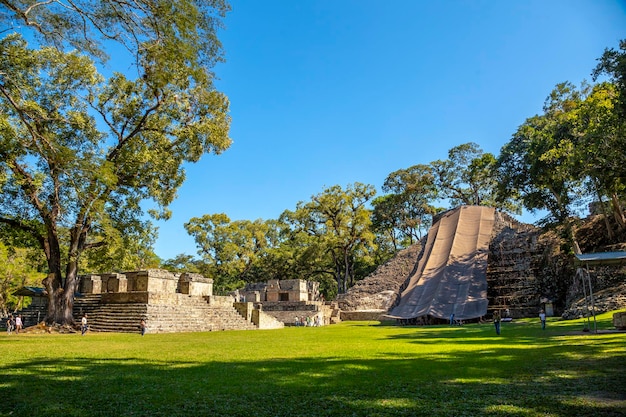 De belangrijkste piramide in Copan Ruinas beschermd met een luifel