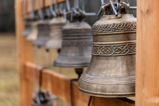 De bellen hangen op een houten standaard