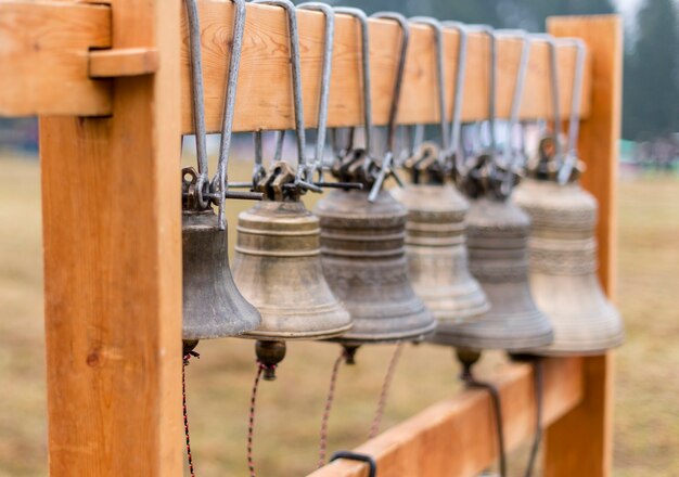 De bellen hangen op een houten standaard