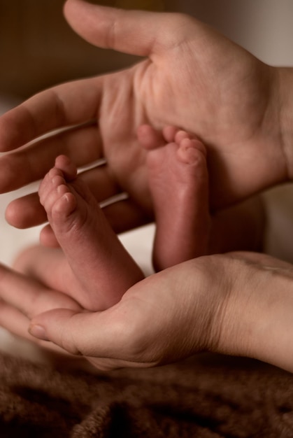 de benen van de baby de voeten van de pasgeborene