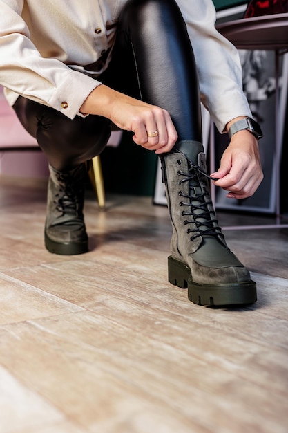 De benen van de vrouw in leren schoenen met natuurlijk materiaal. Nieuwe schoenencollectie in modestijl