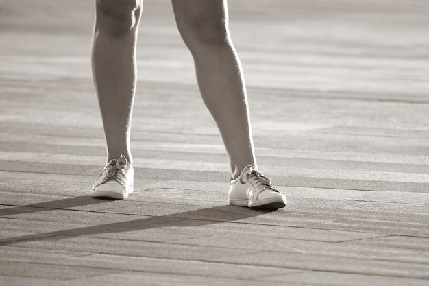 De benen van het sportmeisje in sneakers. gezonde levensstijl.