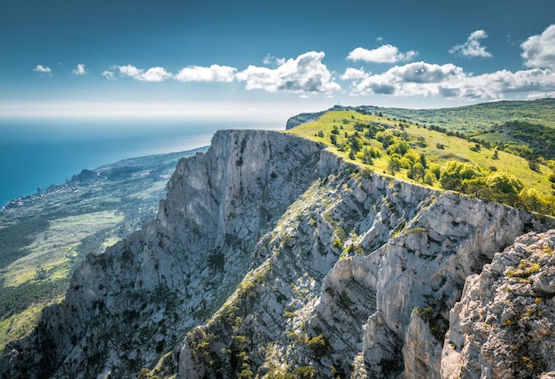 De berg AiPetri boven de Zwarte Zee op de Krim