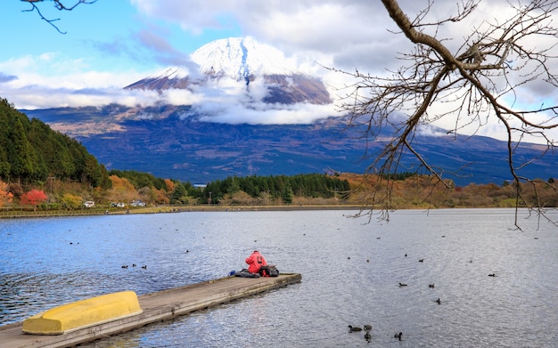 De berg Fuji van de landschapsmening bij de herfstseizoen en de vissende mens