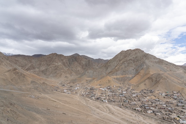 De berg in het noorden van de Indiase Himalaya is het gedeelte van de Himalaya