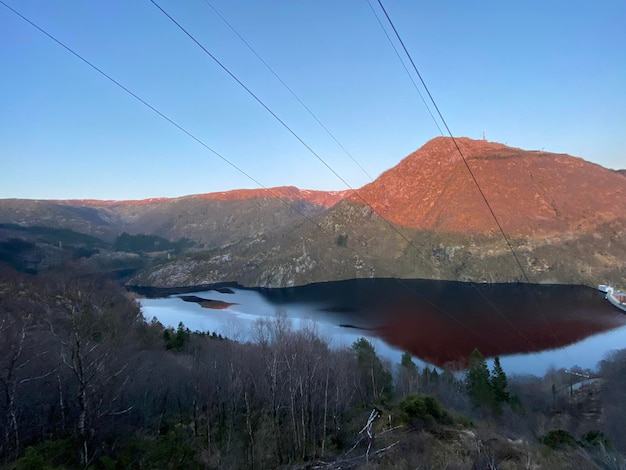 Foto de berg ulriken en het meer svartediket in bergen, noorwegen