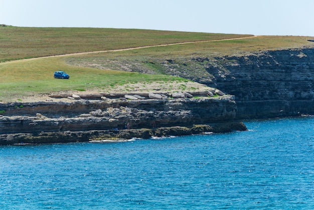 De bergen achter de zeebaai