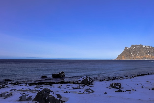 De bergen bij het strand van Uttakleiv op de Lofoten-eilanden