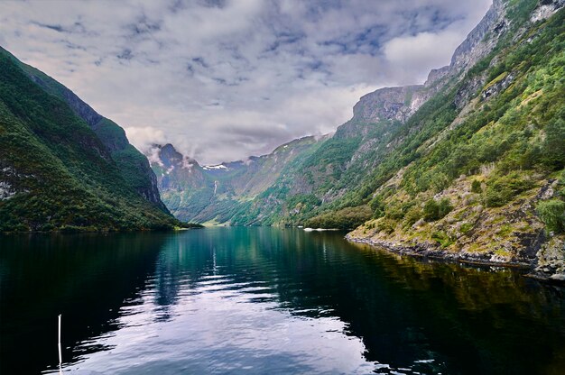 Foto de bergen bij smalle fjord