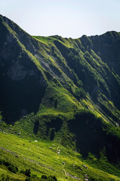 De bergen van Aibga Ridge in de zomer in Sochi in de buurt van Krasnaya Polyana resort in Socho