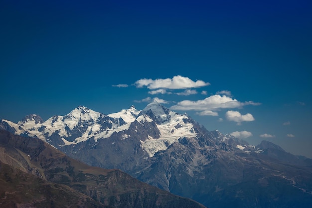 De bergen van de Kaukasus in het land van Georgië Prachtig berglandschap Svaneti Natuur- en bergachtergrond