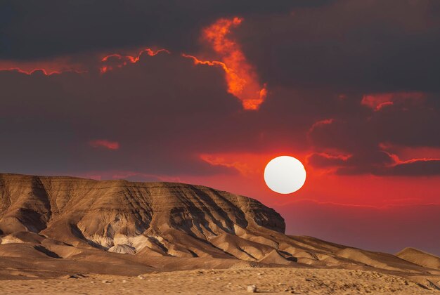 De bergen van Sodom gelegen aan de zuidwestkant van de Dode Zee Zonsondergang op een mistige bergketen Sodom Avondrood avondrood boven de berg Sodom Gomorra in de Dode Zee van Negev-woestijn Israël