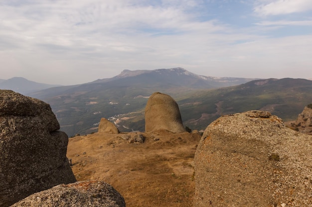 De berghelling van het Demerdzhi-massief Uitzicht op de vallei vanaf de top van het pad