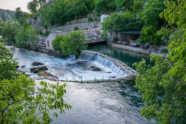 De bergrivier vormde een kleine waterval tussen de steenachtige stroomversnellingen