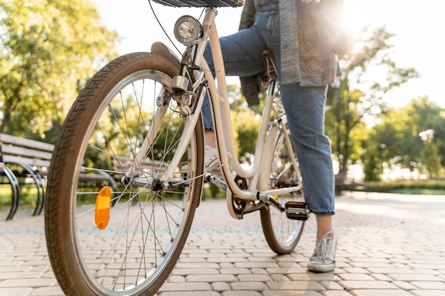 De berijdende fiets van de close-up jonge vrouw