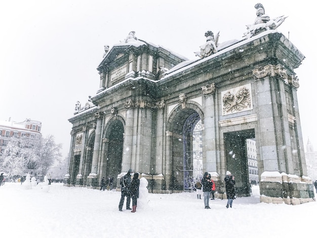 De beroemde Alcala-deur tijdens de sneeuw